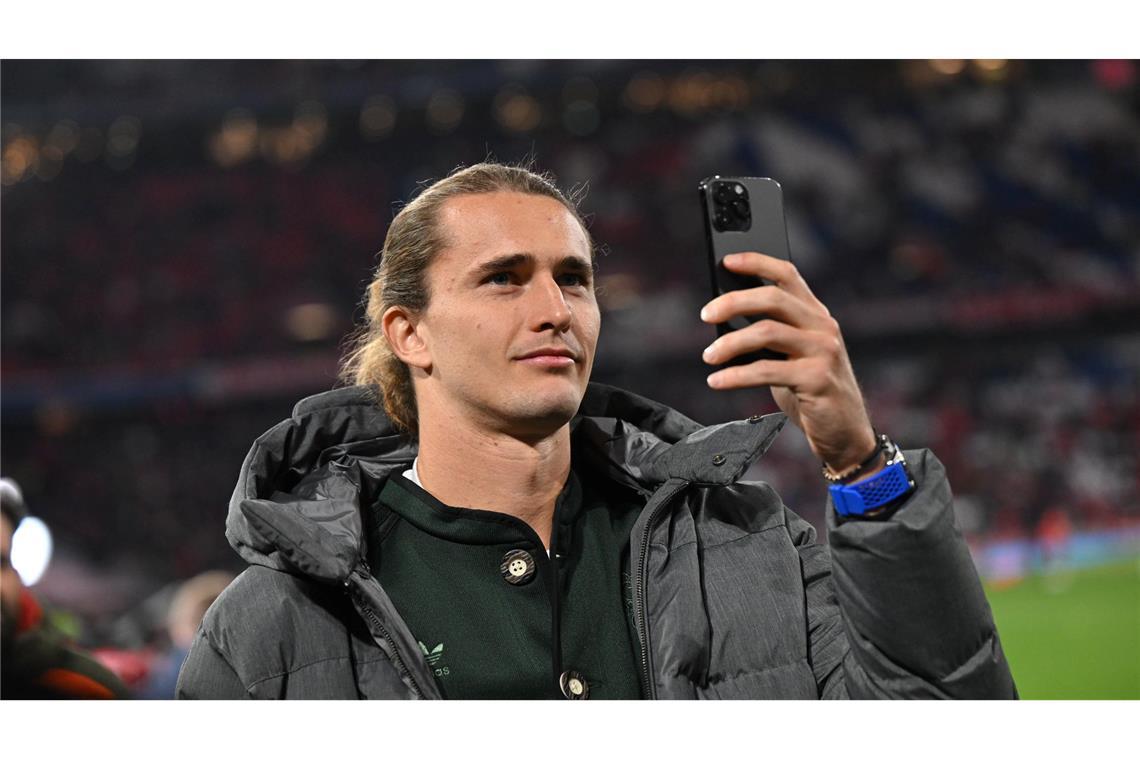 "Getriebener" Zverev nimmt neuen Anlauf auf den Tennis-Thron Alexander Zverev besuchte während seiner Tennis-Pause das Fußballspiel zwischen dem FC Bayern und RB Leipzig.
