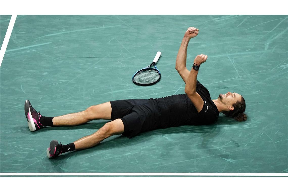 Alexander Zverev feiert nach seinem Sieg gegen den Russen Daniil Medvedev.