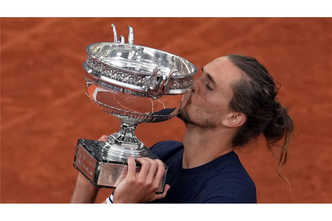 Alexander Zverev gibt der Trophäe einen Kuss.