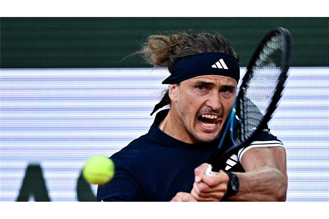 Alexander Zverev in Aktion im Zweitrundenmatch bei den French Open.