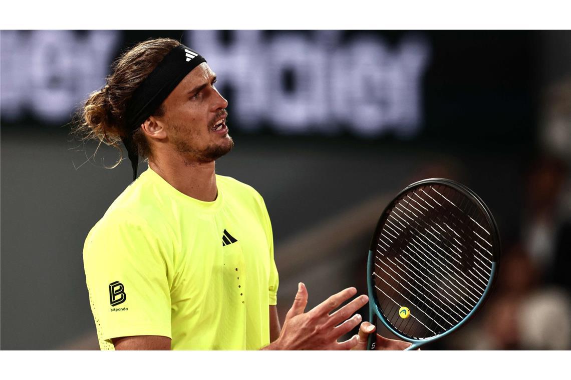 Schwacher Alexander Zverev scheitert an Novak Djokovic Alexander Zverev ist in Paris ausgeschieden.