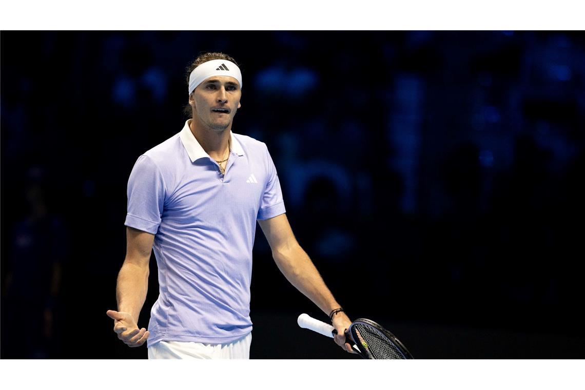 Becker als Zuschauer - Zverev gelingt Auftakt bei ATP Finals Alexander Zverev konnte zunächst bei den Aufschlagspielen seines Gegners nichts ausrichten.