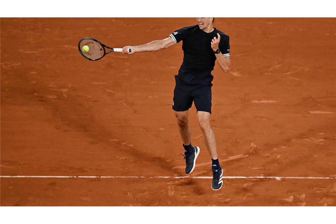 Alexander Zverev schlägt sich ins Achtelfinale der French Open durch.