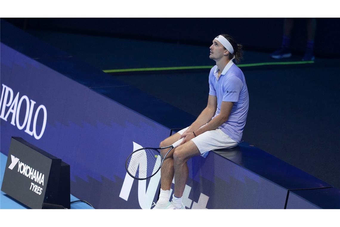 Kein Titel zum Abschluss - Zverev fühlt sich "leer" Alexander Zverev setzte sich zwischenzeitlich auf eine Bande, als er auf Videobilder wartete.
