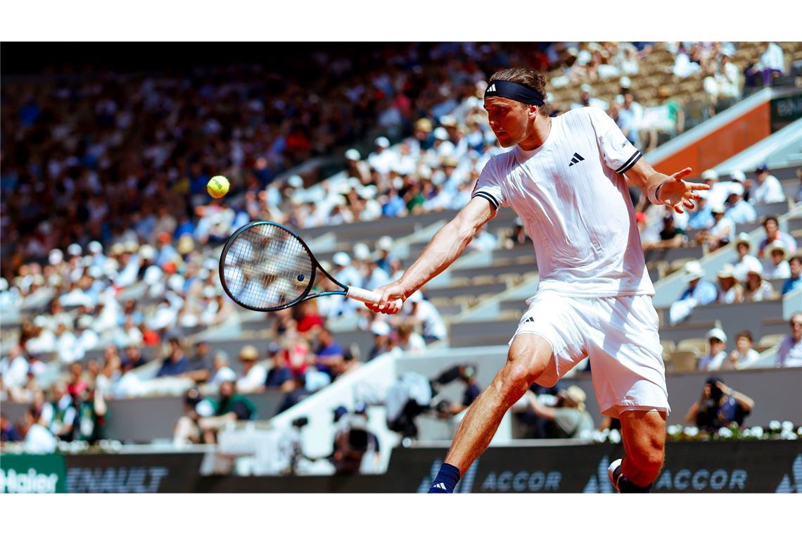 Alexander Zverev spielte zum Start der French Open auf dem Hauptplatz in Roland Garros.