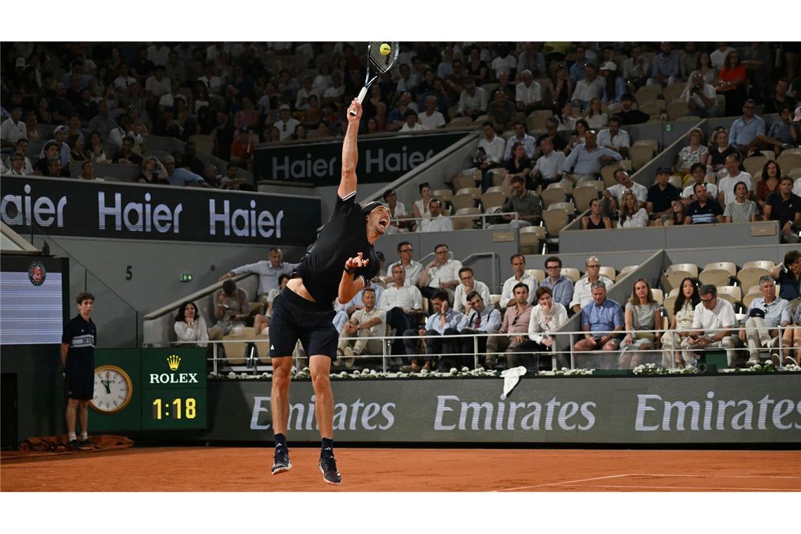 Alexander Zverev streckt sich.