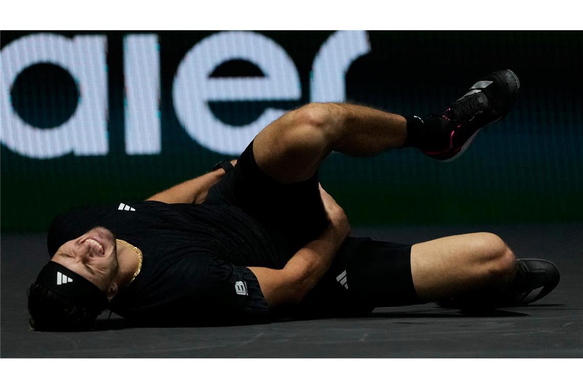 Zverev besiegt Angstgegner und fordert Sinner im Halbfinale Alexander Zverev stürzte während des Matches.