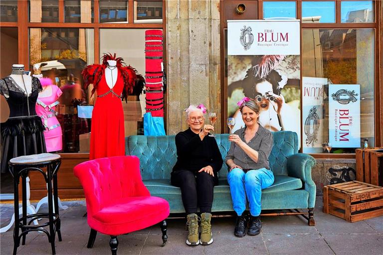 Alexandra Steinmann (links) und Mascha Hülsewig vor ihrem neuen Geschäft im Leonhardsviertel. Alexandra Steinmann (links) und Mascha Hülsewig vor ihrem neuen Geschäft im Leonhardsviertel.