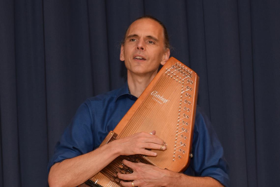 Das „Wunderinstrument“ erklingt in Murrhardt Alexandre Zindel hat sich das Spiel auf der Autoharp selbst beigebracht. Foto: Elisabeth Klaper