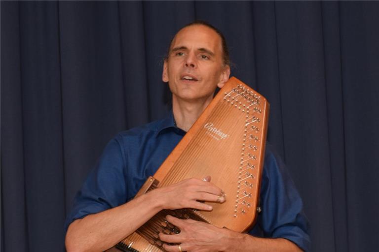 Alexandre Zindel hat sich das Spiel auf der Autoharp selbst beigebracht. Foto: Elisabeth Klaper