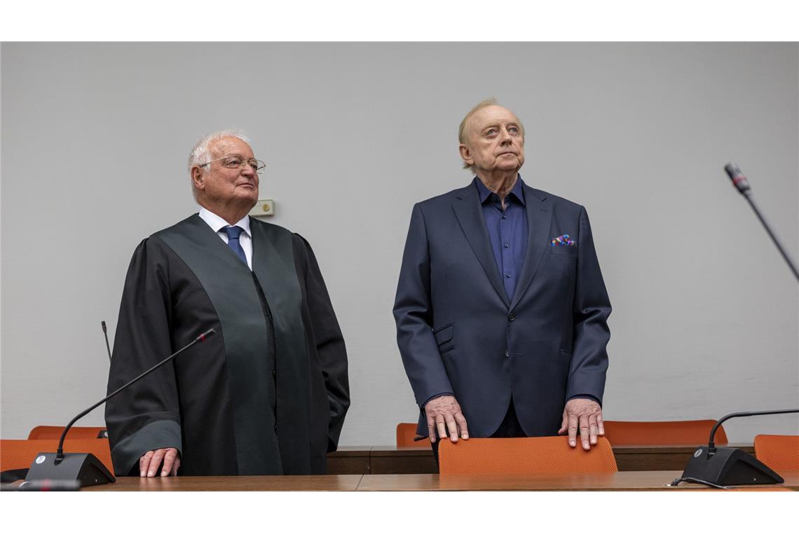 Schwer kranker Schuhbeck legt Geständnis ab Alfons Schuhbeck (r) mit seinem Anwalt Hans-Joachim Eckert (l) im Gerichtssaal des Landgerichts München I. Gegen ihn wird unter anderem wegen des Vorwurfs des Subventionsbetrugs verhandelt.