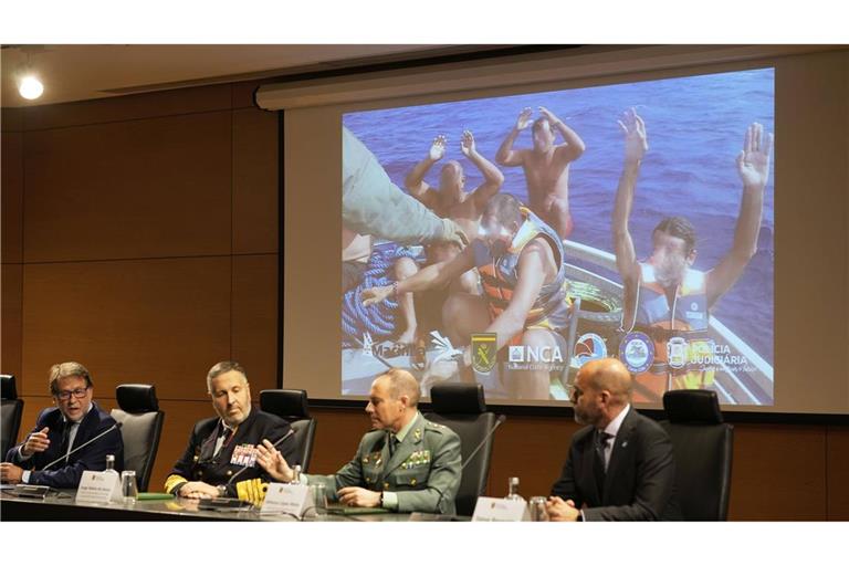 Alfonso Lopez Malo (2.v.r), General der spanischen Guardia Civil, bei einer Pressekonferenz nach der Beschlagnahmung von etwas sieben Tonnen Kokain.