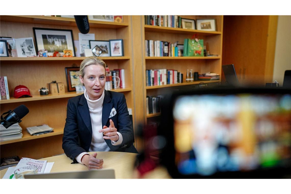 Weidel über Adolf Hitler: „Er war ein sozialistischer, kommunistischer Typ“ Alice Weidel am Donnerstagabend im Livestream.
