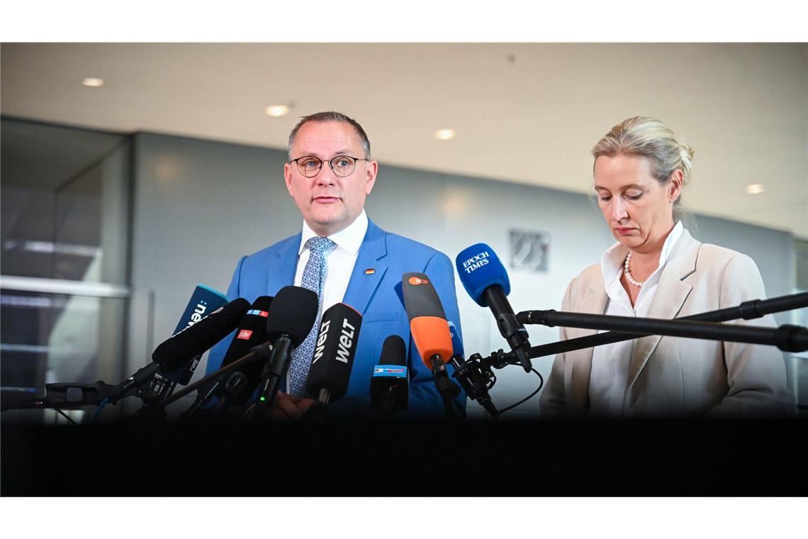 Alice Weidel (re.), AfD-Fraktionsvorsitzende, und Tino Chrupalla, AfD-Bundesvorsitzender und Fraktionsvorsitzender der AfD, geben am 11. Julin 2025 ein Statement in der Westlobby des Bundestags.