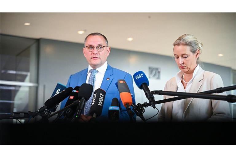 Alice Weidel (re.), AfD-Fraktionsvorsitzende, und Tino Chrupalla, AfD-Bundesvorsitzender und Fraktionsvorsitzender der AfD, geben am 11. Julin 2025 ein Statement in der Westlobby des Bundestags.