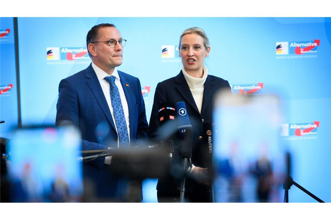 Was bedeutet die neue Einstufung für die AfD? Alice Weidel und Tino Chrupalla stehen gemeinsam an der Spitze von Partei und Fraktion. (Archivfoto)