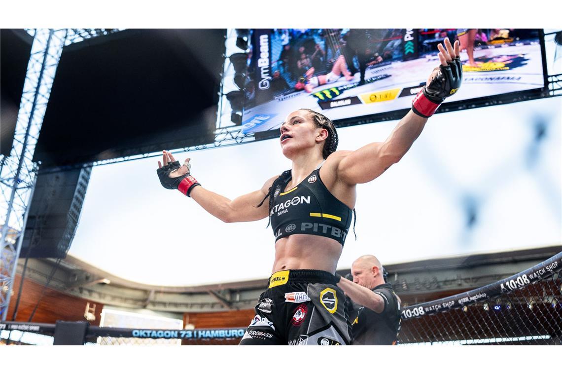 Job bei AMG weicht dem MMA – wie es für Alina Dalaslan weitergeht Alina Dalaslan durfte in Prag auch nach ihrem zweiten Profikampf einen Sieg feiern.