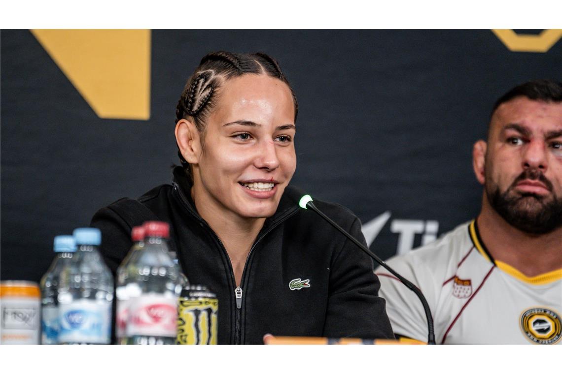 Alina Dalaslan, hier neben Ex-Bundesliga-Ringer Kasim Aras, entgegnete auf der Pressekonferenz unter anderem: „Ich sehe den Sieg auf jeden Fall auf meiner Seite.“ Ihr Coach Peter Sobotta pflichtete ihr bei.