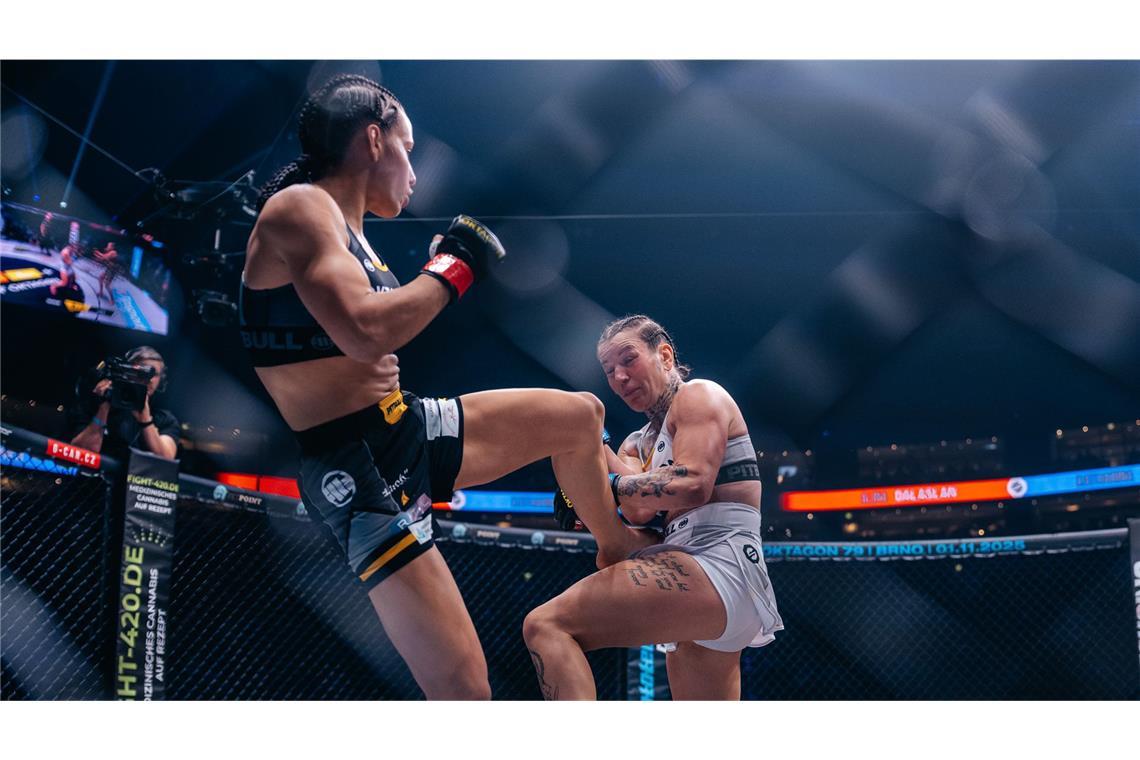 Alina Dalaslan (li.) gewann das enge Duell nach vollen drei Runden durch einen Punktsieg.