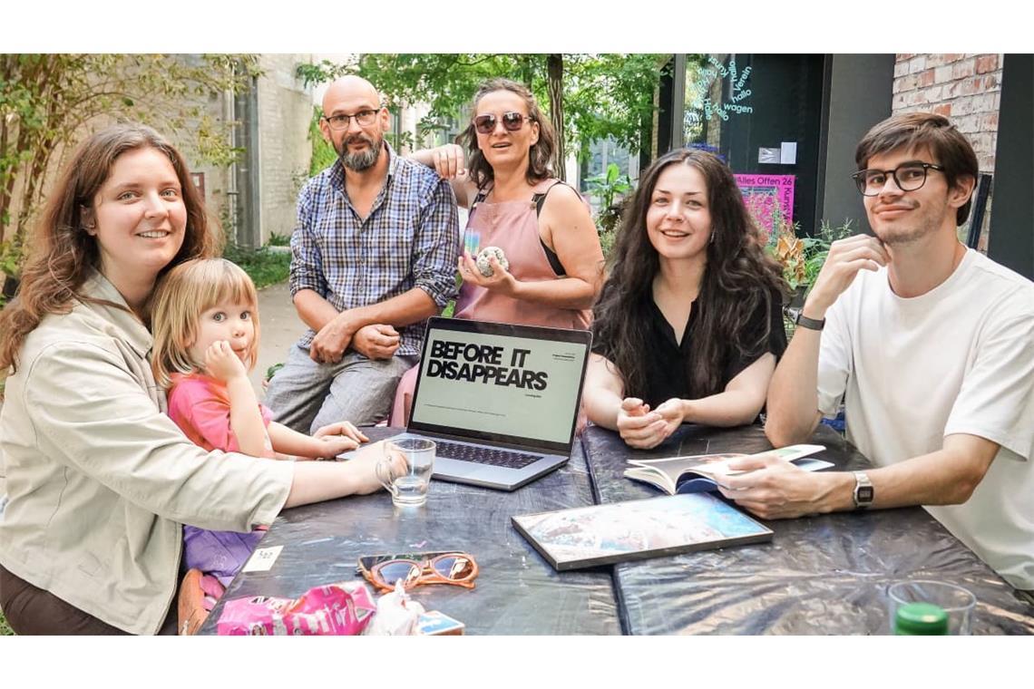 Alina Prisich mit ihrer Tochter Ivanka,&nbsp;Ievgeniia Kupchan und&nbsp;Mykyta Bezus (von links am Tisch sitzend) kommen aus der Ukraine und realisieren im Rahmen eines Kulturstipendiums Fotoprojekte in Stuttgart. Kestutis Svirnelis und Marie Lienhard (beide hinten) koordinieren für den Kunstverein Wagenhalle das Projekt „Waves of Creativity“.