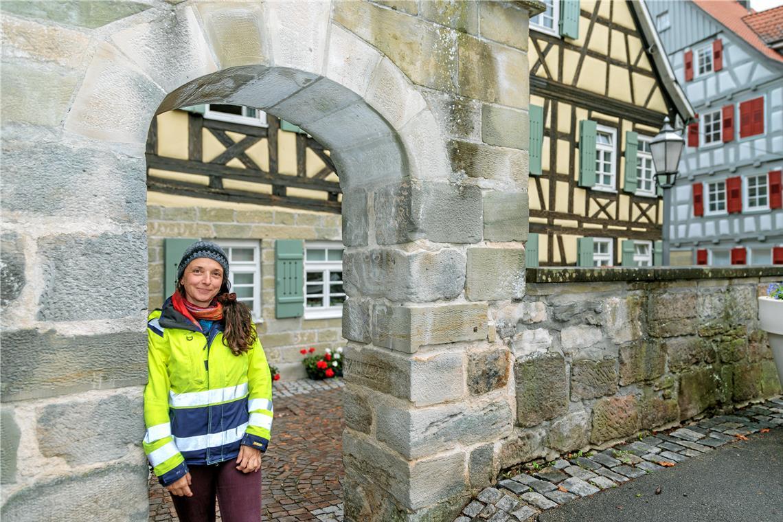 „Auch wir wollen keine Indizien verwischen“ Aline Kottmann betreut den Skelettfund in Murrhardt als Archäologin. Die Fundstelle liegt nur ein paar Schritte von der Stadtmauer und der Stadtkirche entfernt. Sie ist mittlerweile wieder verschlossen. Foto: Stefan Bossow