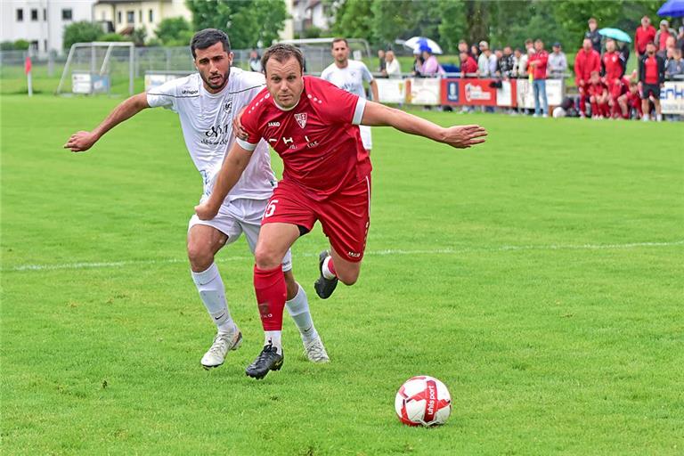 Aljoscha Schäffner ist kaum zu stoppen und schnürt bei Sulzbachs 5:0-Sieg gegen Steinbach einen Viererpack. Foto: Tobias Sellmaier
