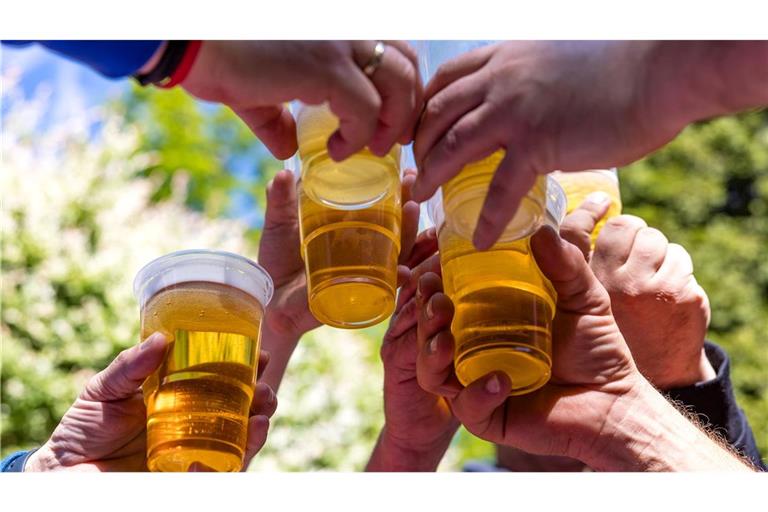 Alkohol gehört für viele zum Vatertag dazu. (Archivbild)