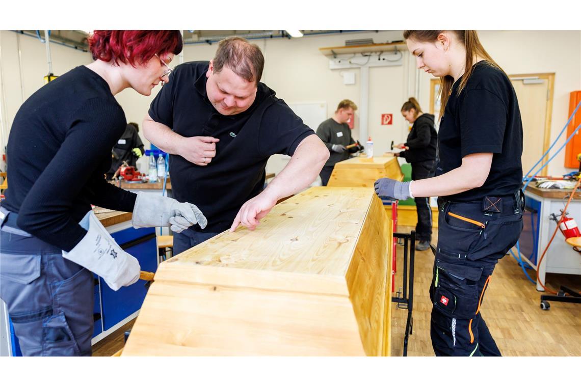 Kollege Tod - So werden Bestatter ausgebildet Alle Arbeitsschritte werden von Dozenten angeleitet.