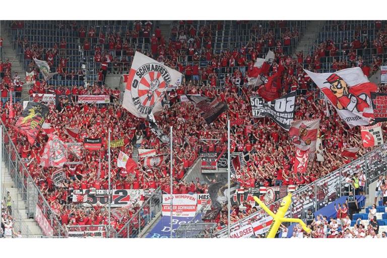 Alle in Rot: weit mehr als 10.000 VfB-Fans sind in Sinsheim erschienen.