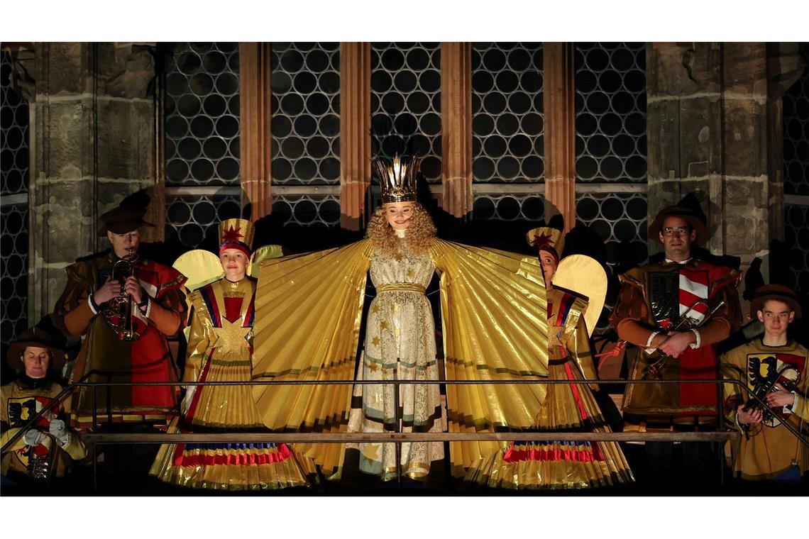 Alle Jahre wieder: Mit dem feierlichen Prolog eröffnet Nora Falk, das neue Nürnberger Christkind, auf der Empore der Frauenkirche offiziell den Nürnberger Christkindlesmarkt 2025.