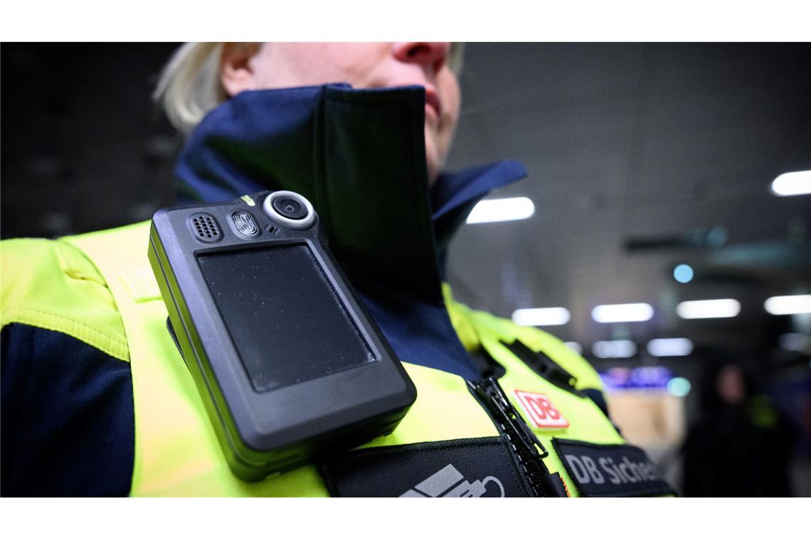 Alle Mitarbeiter mit Kundenkontakt sollen auch im Fernverkehr und an den Bahnhöfen auf freiwilliger Basis mit Bodycams ausgestattet werden. (Archivbild)