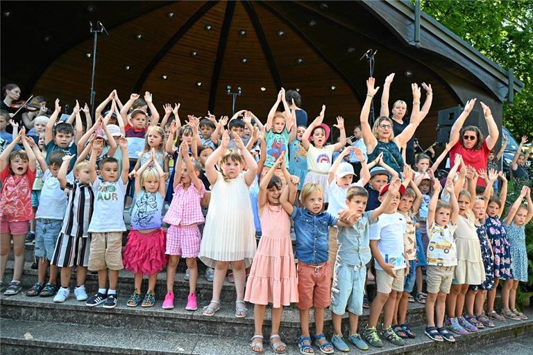 Alle Mitwirkenden zeigen zum Abschluss einen Auftritt zur Fantasiemelodie „Adiemus“. Foto: Elisabeth Klaper