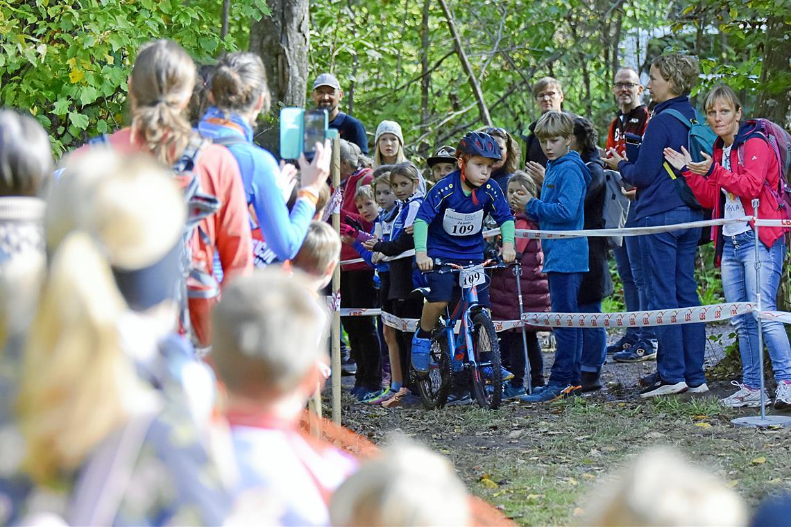 Kindercross-Duathlon in Backnang: Die Premiere macht richtig Lust auf mehr Alle Teilnehmer, wie hier Jannis Kaiser vom FC Marbach, werden auch auf der Mountainbikestrecke im Plattenwald von den Zuschauern angefeuert. Foto: Tobias Sellmaier