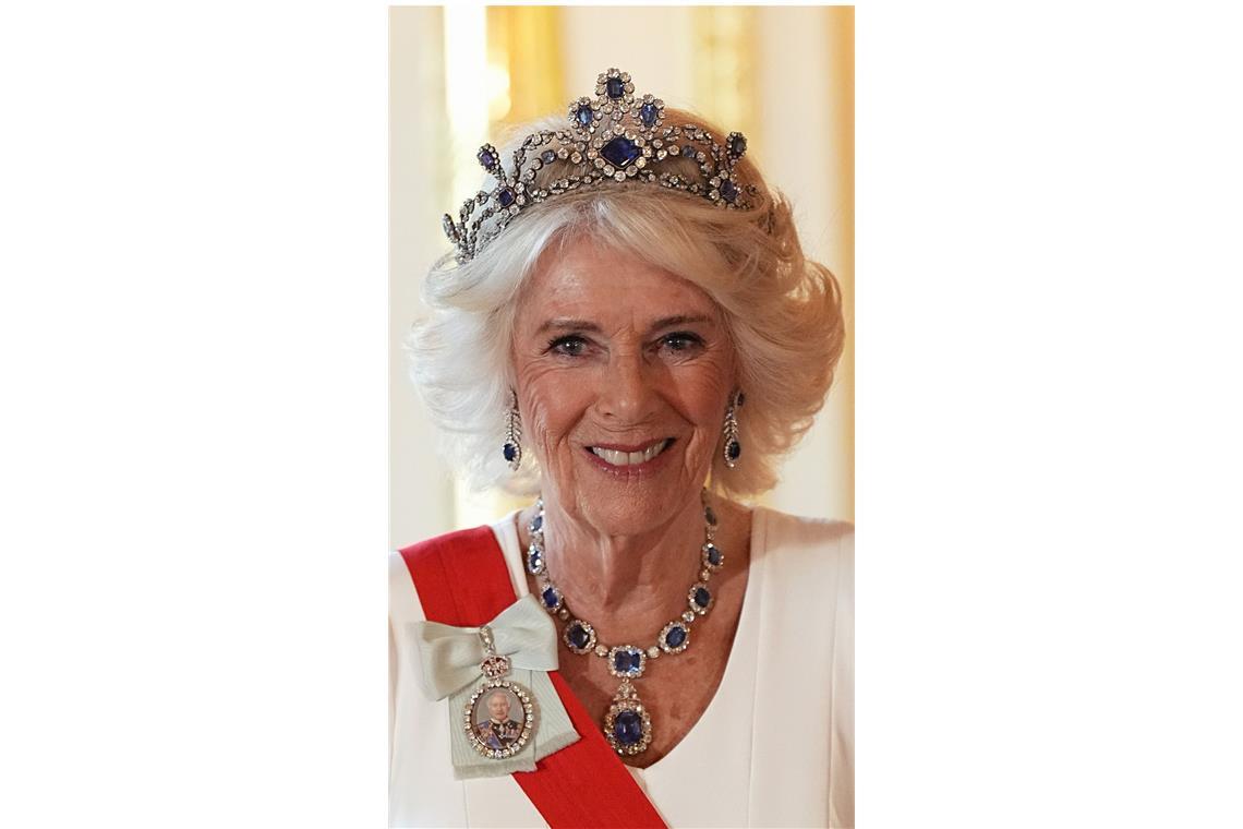 Charmant oder frech? Macron zwinkert Prinzessin Kate zu Alle Windsor-Frauen trugen den noch ganz frischen „Royal Family Order“ von Charles III. mit einem Bild des Königs am Revers – ...