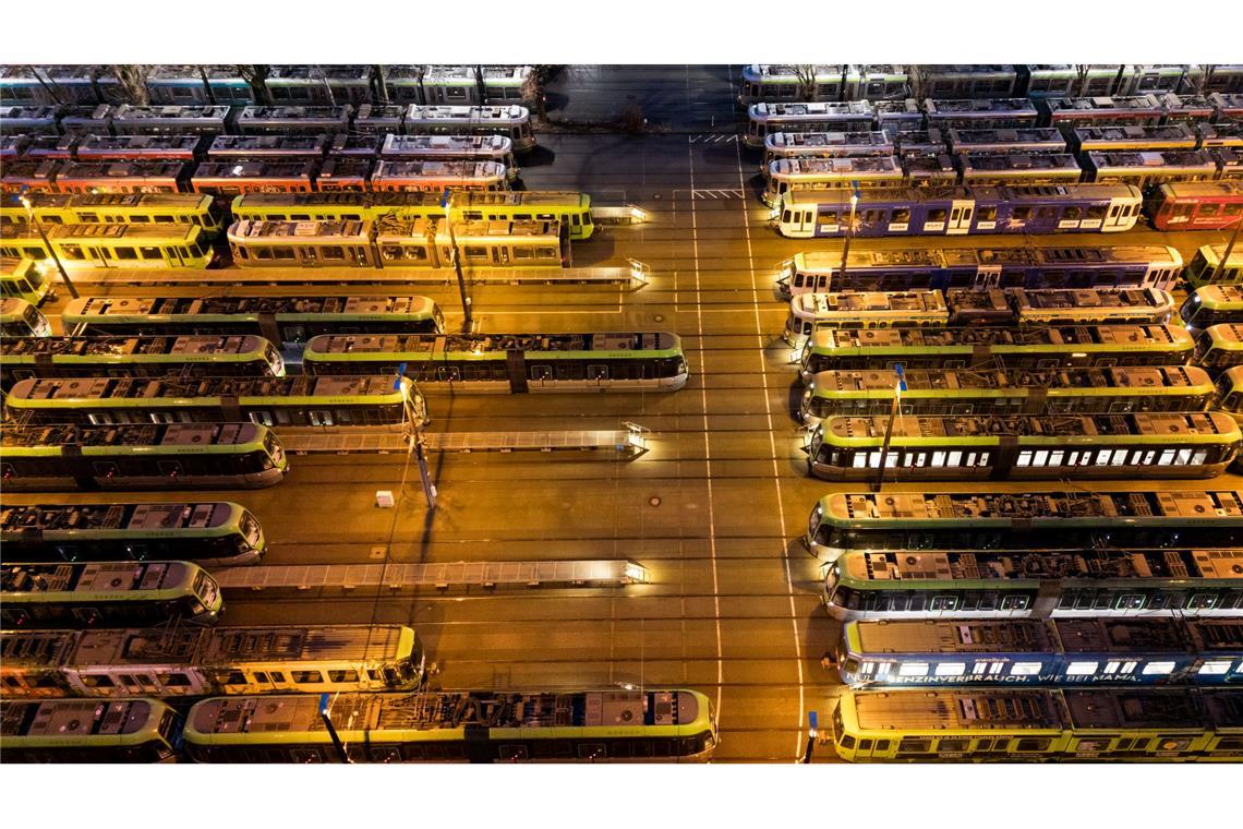 Bilder des Tages Alle Züge stehen still: Stadtbahnen der hannoverschen Verkehrsbetrieben "Üstra" stehen während eines Warnstreiks im Öffentlichen Dienst auf dem Betriebshof Glocksee