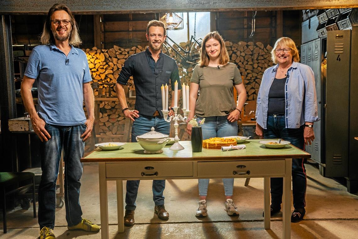 Verjüngungskur für geliebten Küchentisch Allein die Gesichter zeugen schon vom Happy End. Schreiner Martin Krauth (links) hat sich des Küchentischs angenommen, um ihn wiederherzurichten. Sonja Allinger-Helbig und ihre Tochter Jasmin (von rechts) können ihn nach der Rundumerneuerung in Empfang nehmen, aber Moderator Arndt Reisenbichler hat noch eine Überraschung für die beiden parat – ein gemeinsames Essen an dem guten Stück. Foto: cvb/SWR/AV Medien