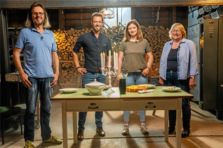 Allein die Gesichter zeugen schon vom Happy End. Schreiner Martin Krauth (links) hat sich des Küchentischs angenommen, um ihn wiederherzurichten. Sonja Allinger-Helbig und ihre Tochter Jasmin (von rechts) können ihn nach der Rundumerneuerung in Empfang nehmen, aber Moderator Arndt Reisenbichler hat noch eine Überraschung für die beiden parat – ein gemeinsames Essen an dem guten Stück. Foto: cvb/SWR/AV Medien
