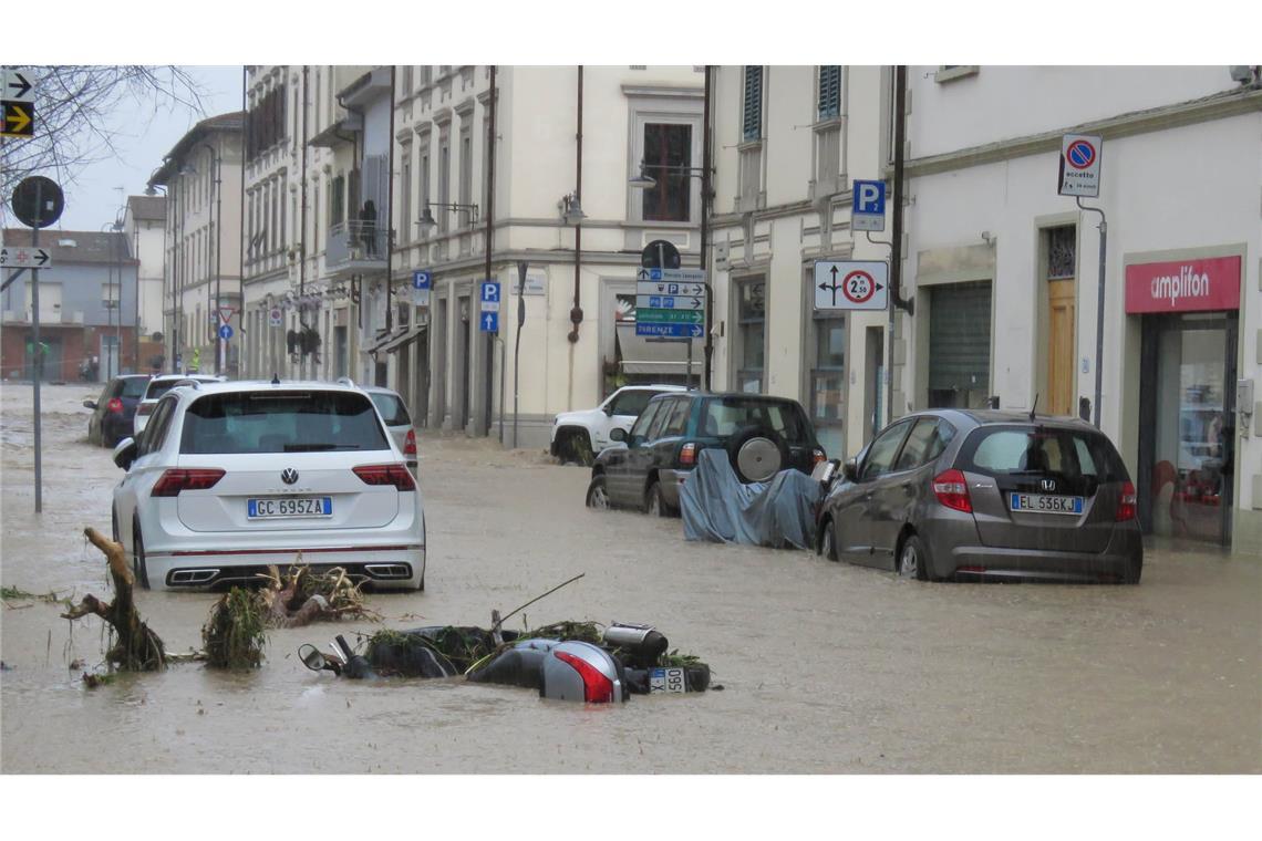 "Wie eine Mauer aus Wasser" - Unwetterschäden in Italien Allein in der bei Touristen beliebten Region Toskana mit der Hauptstadt Florenz wurden die Schäden laut Medienberichten auf mindestens 100 Millionen Euro geschätzt.