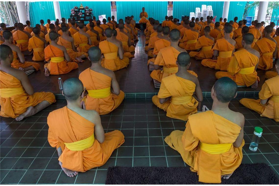 Allerdings erleichtert weniger zu essen die Mediation und Versenkung. Mit vollem Bauch denkt es sich eben nicht nur langsamer.