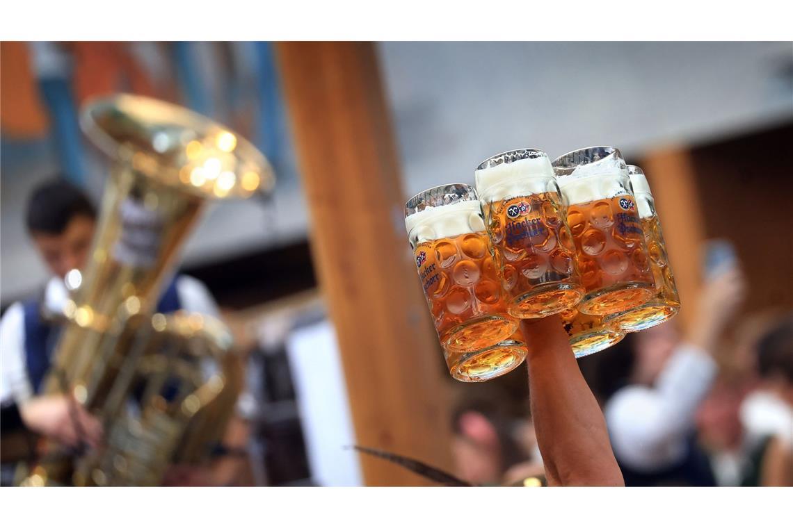„O’ zapft is“: Das ändert sich im September Alles ändert sich, sogar auf dem Oktoberfst: Eine Bedienung trägt im Hacker-Pschorr-Festzelt auf dem Oktoberfest mehrere Maßkrüge.