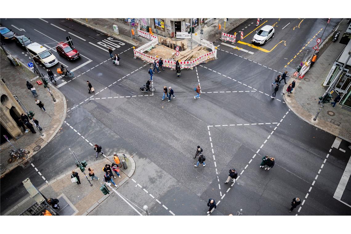 Bilder des Tages Alles auf Bunt: Die "Rundum-Grün-Kreuzung" am Checkpoint Charlie in der Hauptstadt. Aus der grünen Opposition in Berlin kommt jetzt der Vorschlag, die Zebrastreifen in den Pride-Farben zu gestalten.