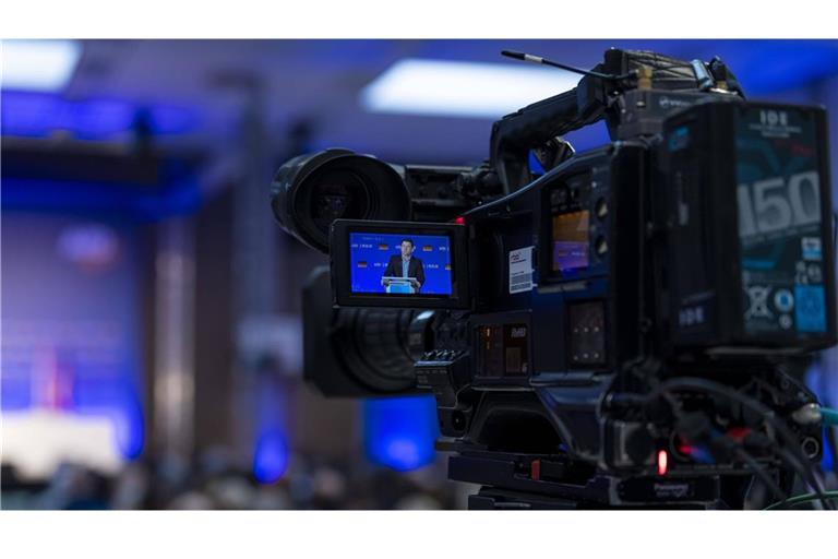 Alles blau? Ein Dienstleister aus dem Umfeld der AfD wird das Streitgespräch streamen.