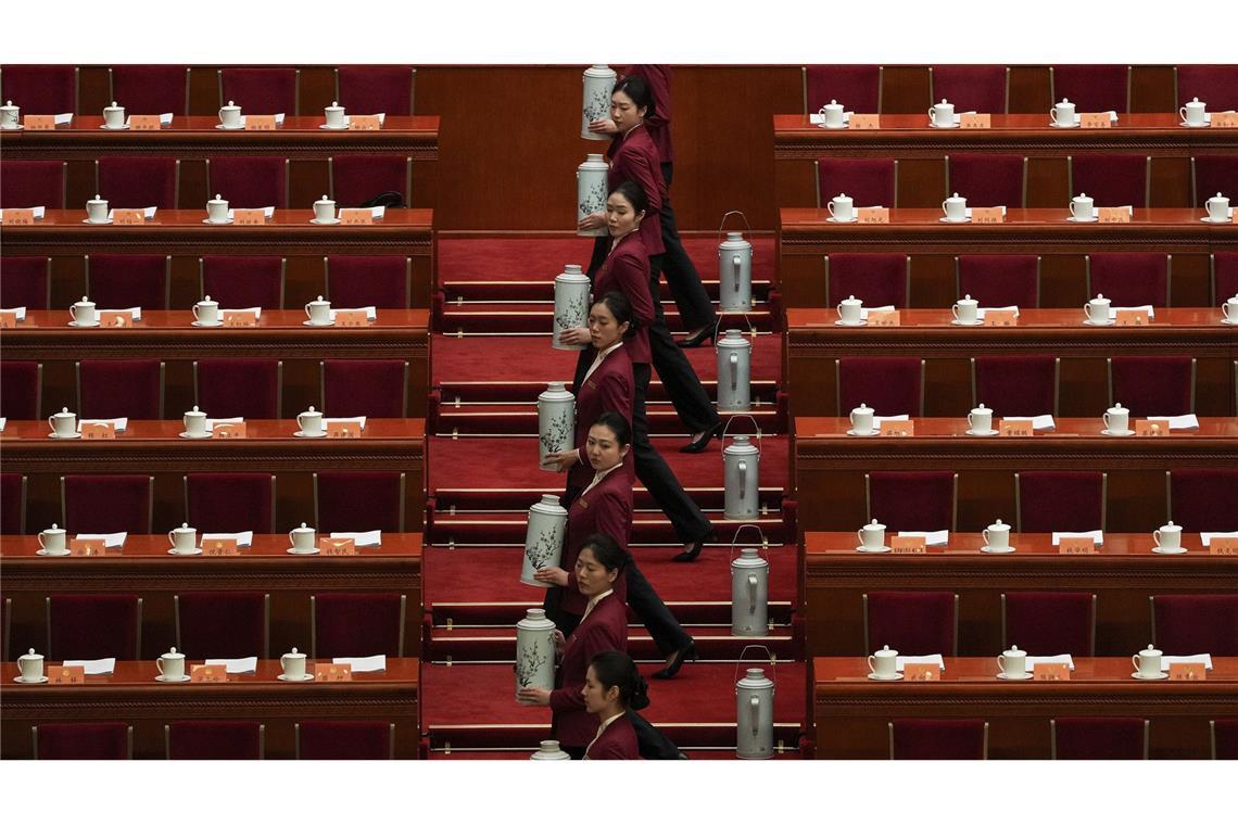 Peking macht die Milliarden locker Alles folgt einer strengen Choreografie – selbst das Einschenken des Tees.
