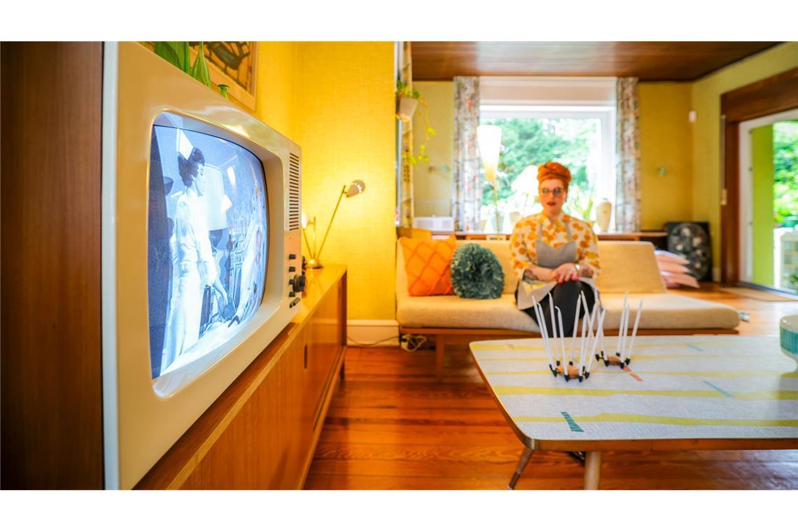 60er-Leben mit Röhrenfernseher und Wählscheibentelefon Alles ist knallbunt - aber der alte Röhrenfernseher kann nur Schwarz-Weiß.