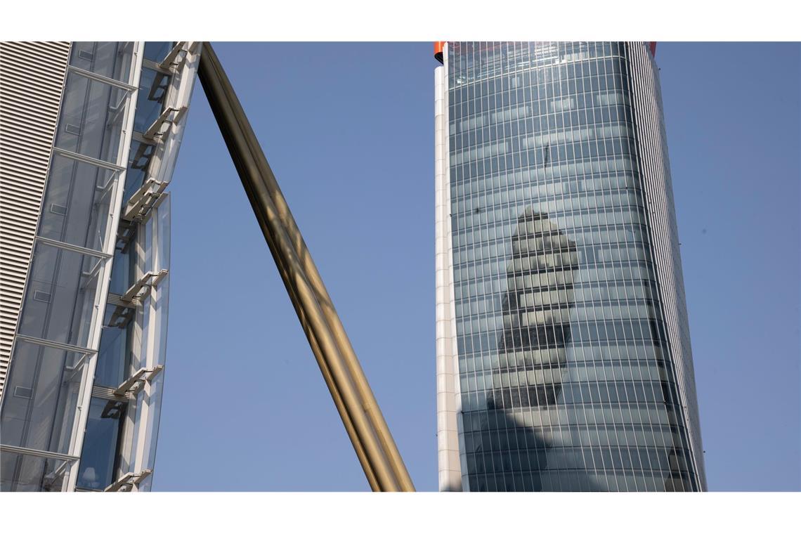 Generali-Schild auf Mailänder Wolkenkratzer stürzt ein Alles sei inzwischen gesichert, die Ursachen für den Sturz werden untersucht.