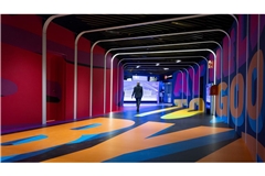 Alles so bunt hier: Blick in einen Gang im neuen Terminal 3 des Flughafens Frankfurt.