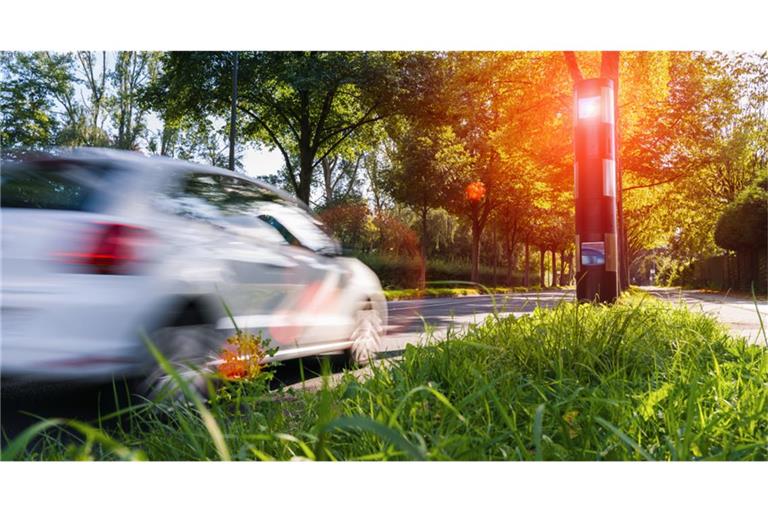 Alles Wichtige über die Diskussion um ein Verbot von Blitzer-Warn-Apps in Deutschland. Warum die Bundesländer jetzt strengere Regeln fordern und was das für Autofahrer bedeutet.