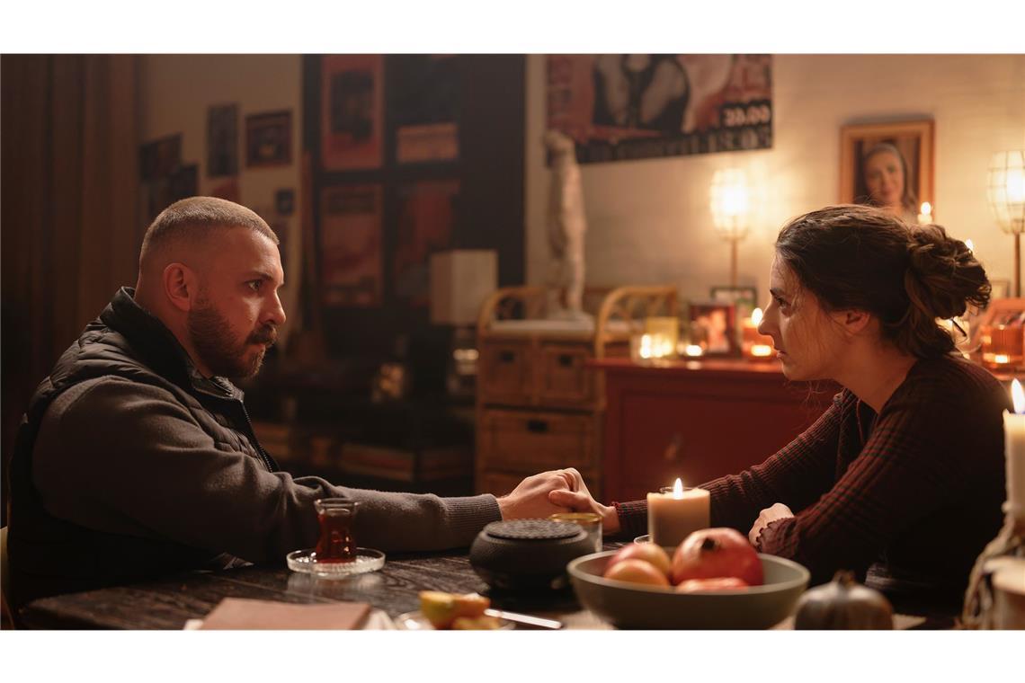 Almila Adak (Seyneb Saleh) bittet Kulina um Hilfe.