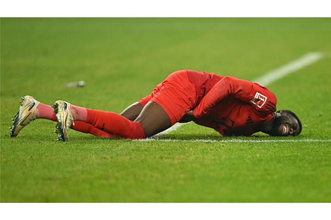 FC Bayern München droht mit Klage Alphonso Davies fällt verletzt aus (Archivbild).