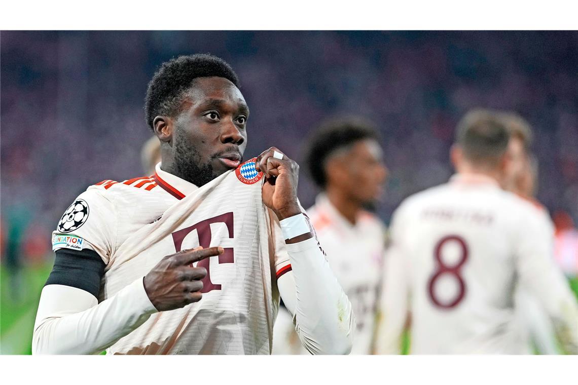 Bayern trifft auf Leverkusen im Champions-League-Achtelfinale Alphonso Davies von Bayern München jubelt nach einem Tor. Die Bayern treffen im Achtelfinale der Champions League auf Bayer Leverkusen. (Archivbild)